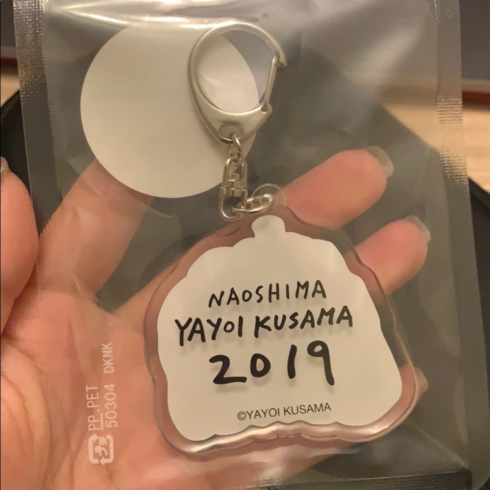 NWT YAYOI KUSAMA pumpkin key holder 2019 - Picture 2 of 3